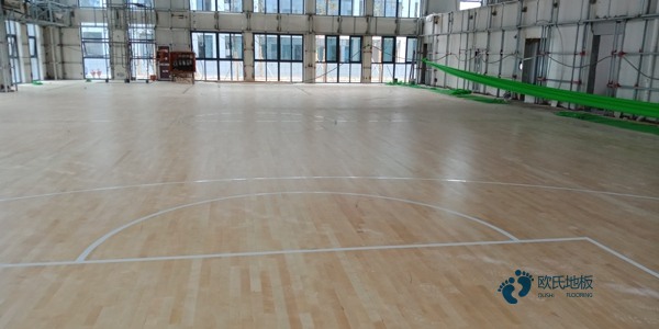 學(xué)校籃球場館木地板的回彈率