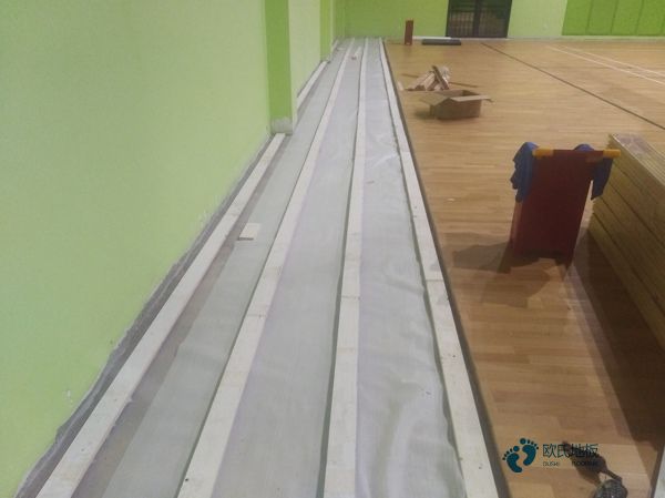 學(xué)校籃球場館木地板的回彈率