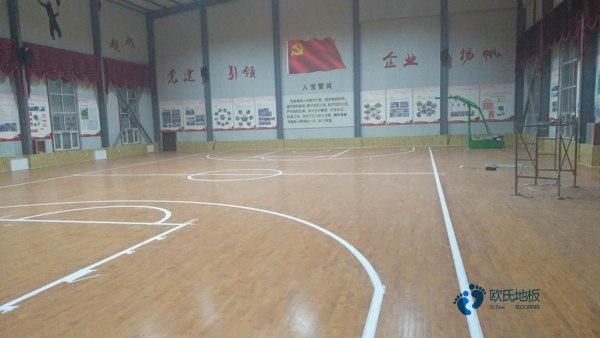 學校籃球場館地板能用多久