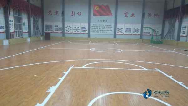 學校籃球場館地板能用多久