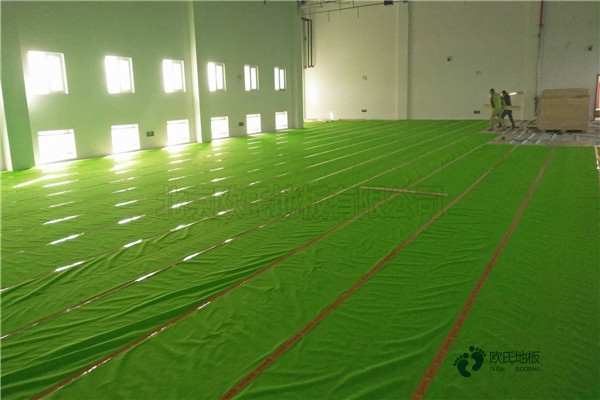 學(xué)校籃球場館地板施工團(tuán)隊(duì)