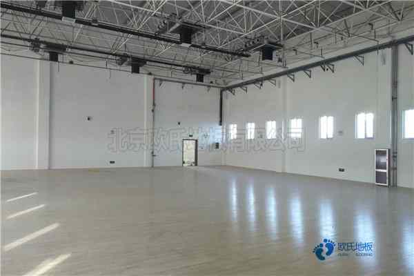 學(xué)校籃球場館地板施工團(tuán)隊(duì)