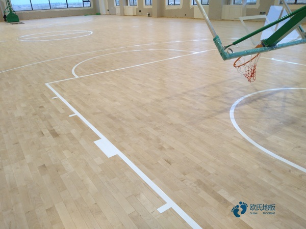 學校籃球場館木地板的性能