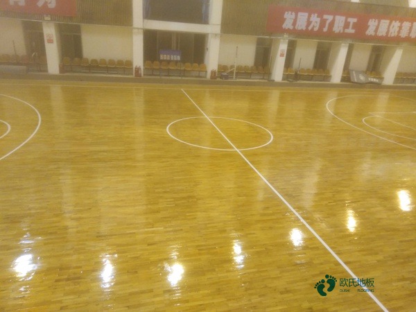 單龍骨運動場館木地板怎樣保養