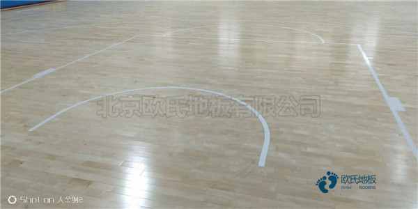 懸浮籃球運動木地板滑怎么辦