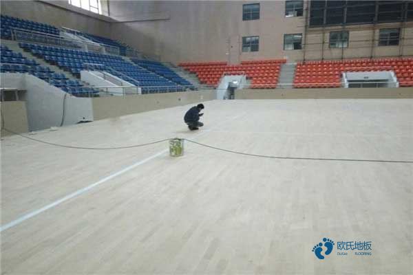 懸浮式籃球運(yùn)動(dòng)木地板怎么選購
