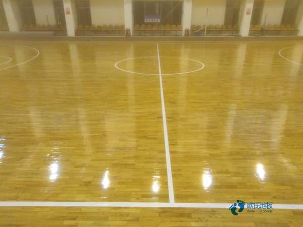 大學(xué)籃球場地地板施工隊1