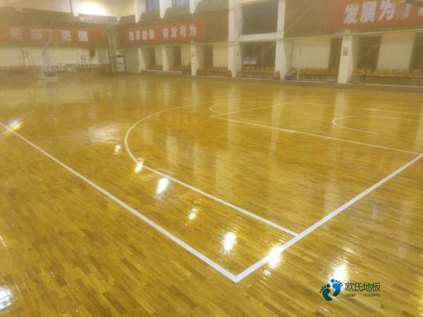 大學(xué)籃球場地地板施工隊3