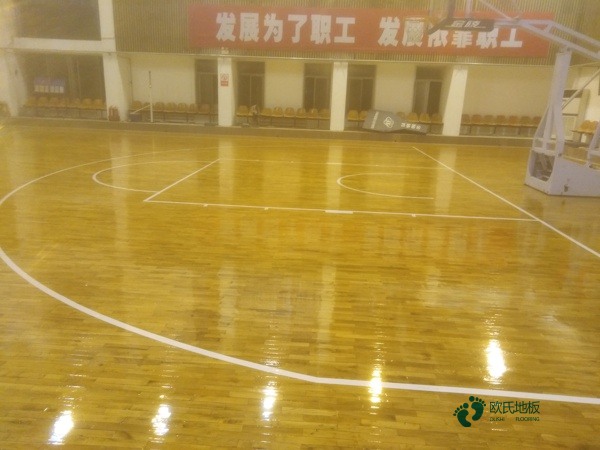 大學(xué)籃球場地地板施工隊2